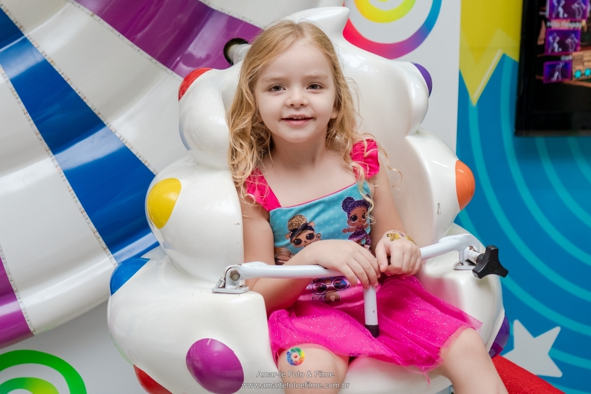 festa infantil tema lol decoração criança posando 4 anos animação brincadeiras turminha da pesada