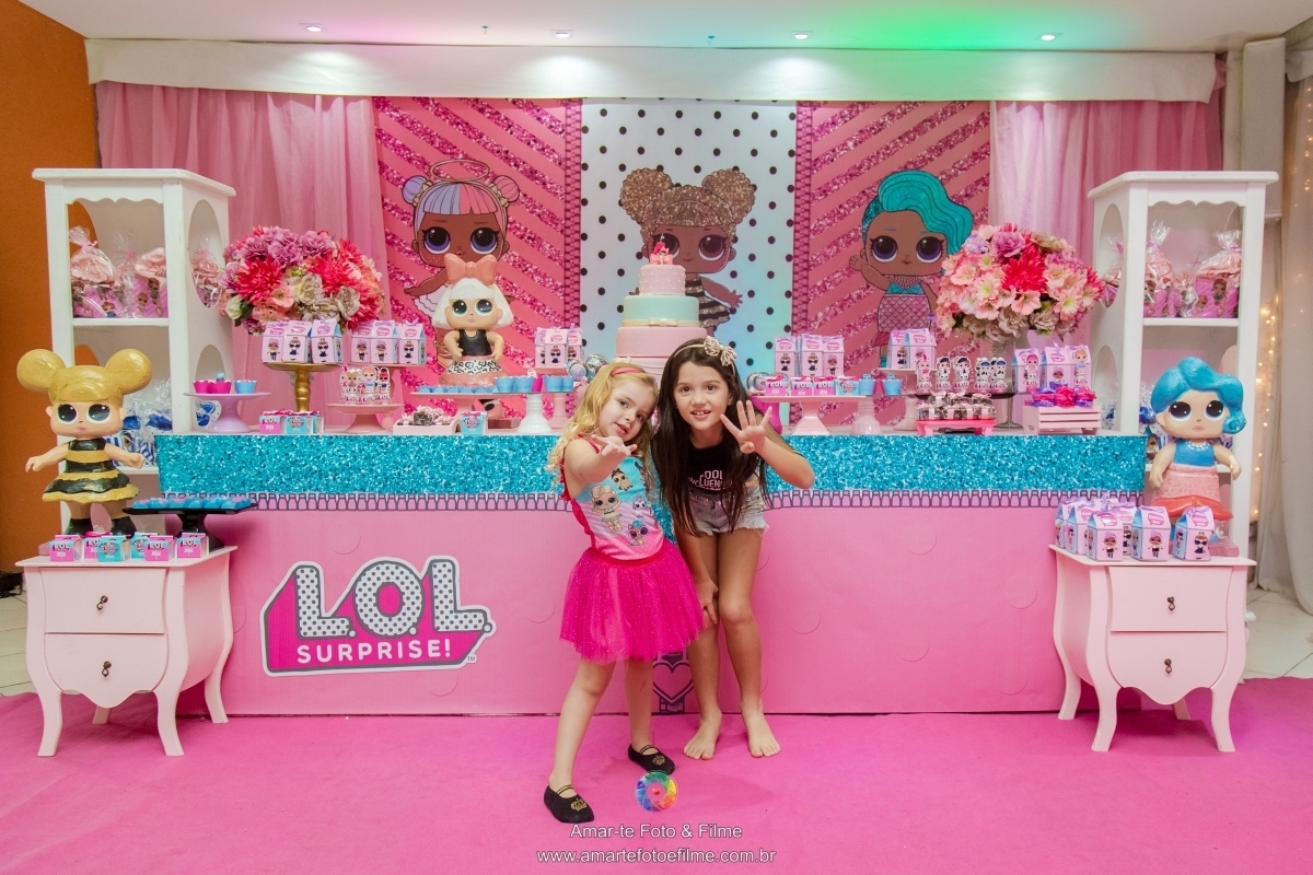 festa infantil tema lol decoração criança posando 4 anos
