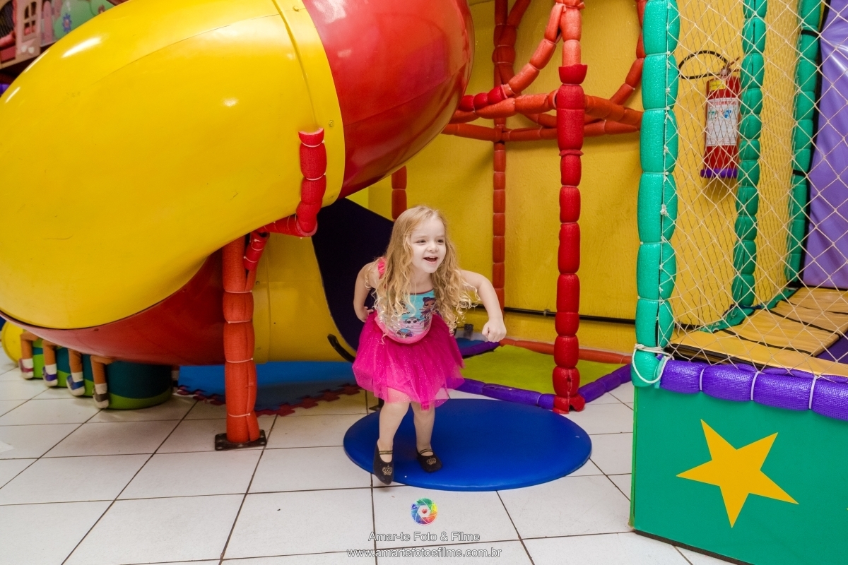 festa infantil tema lol decoração criança posando 4 anos brincando