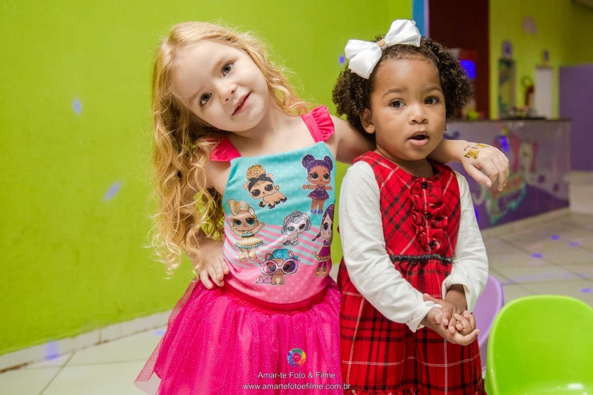 festa infantil tema lol decoração criança posando 4 anos animação brincadeiras turminha da pesada família