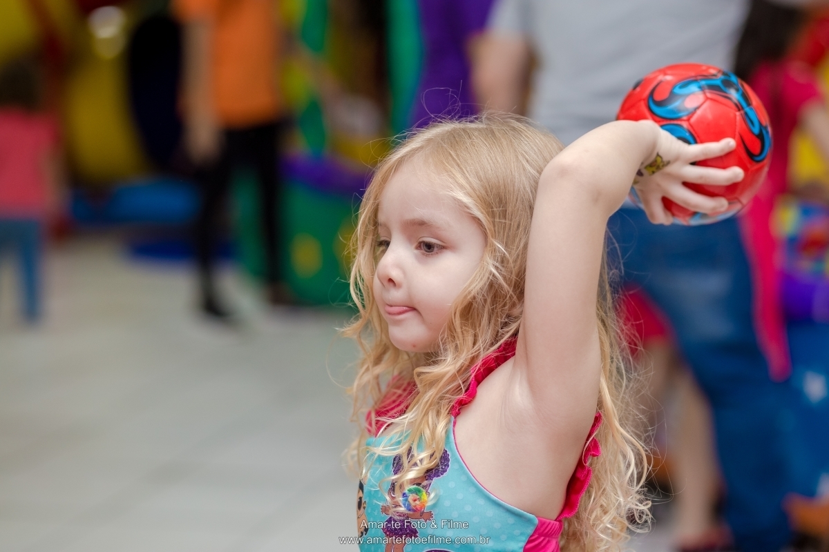 festa infantil tema lol decoração criança posando 4 anos brincadeiras