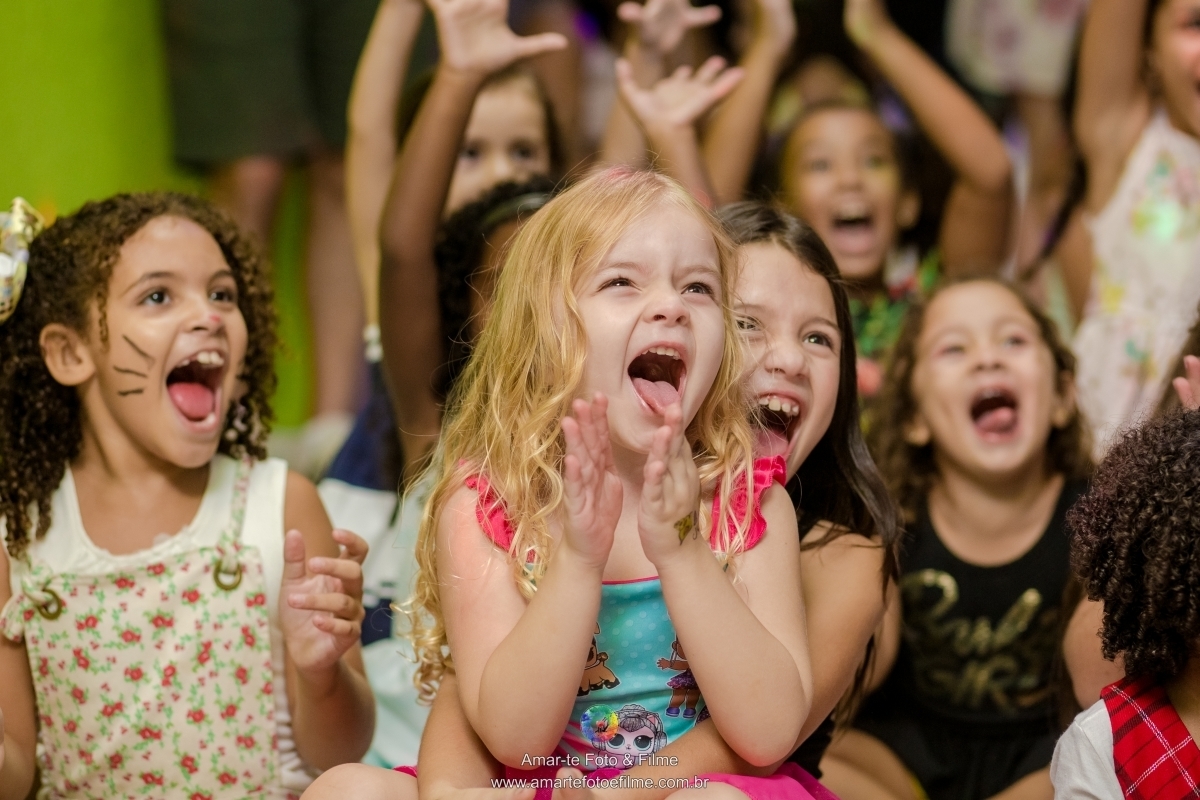 festa infantil tema lol decoração criança posando 4 anos animação brincadeiras turminha da pesada