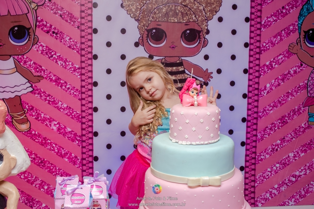 festa infantil tema lol decoração criança posando 4 anos