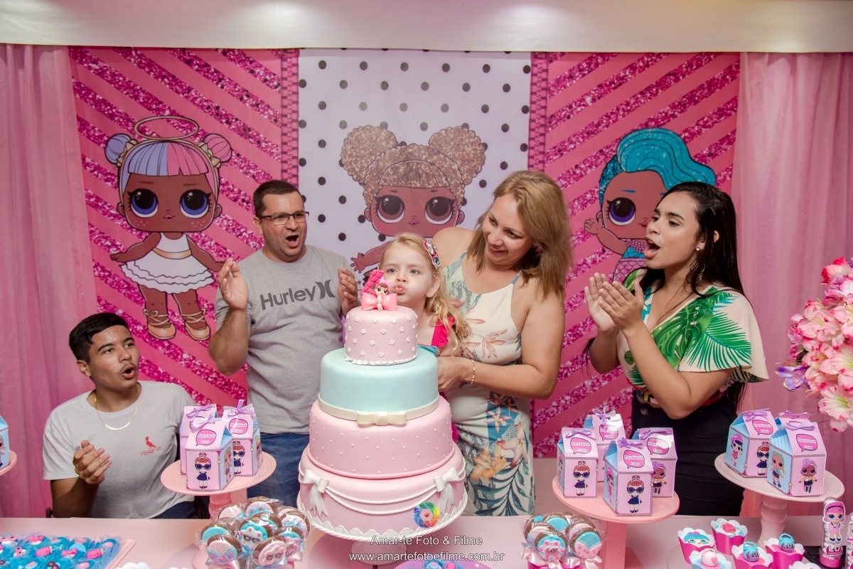 festa infantil tema lol decoração criança posando 4 anos animação brincadeiras turminha da pesada parabéns