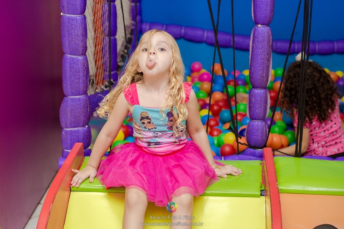 festa infantil tema lol decoração criança posando 4 anos animação brincadeiras turminha da pesada