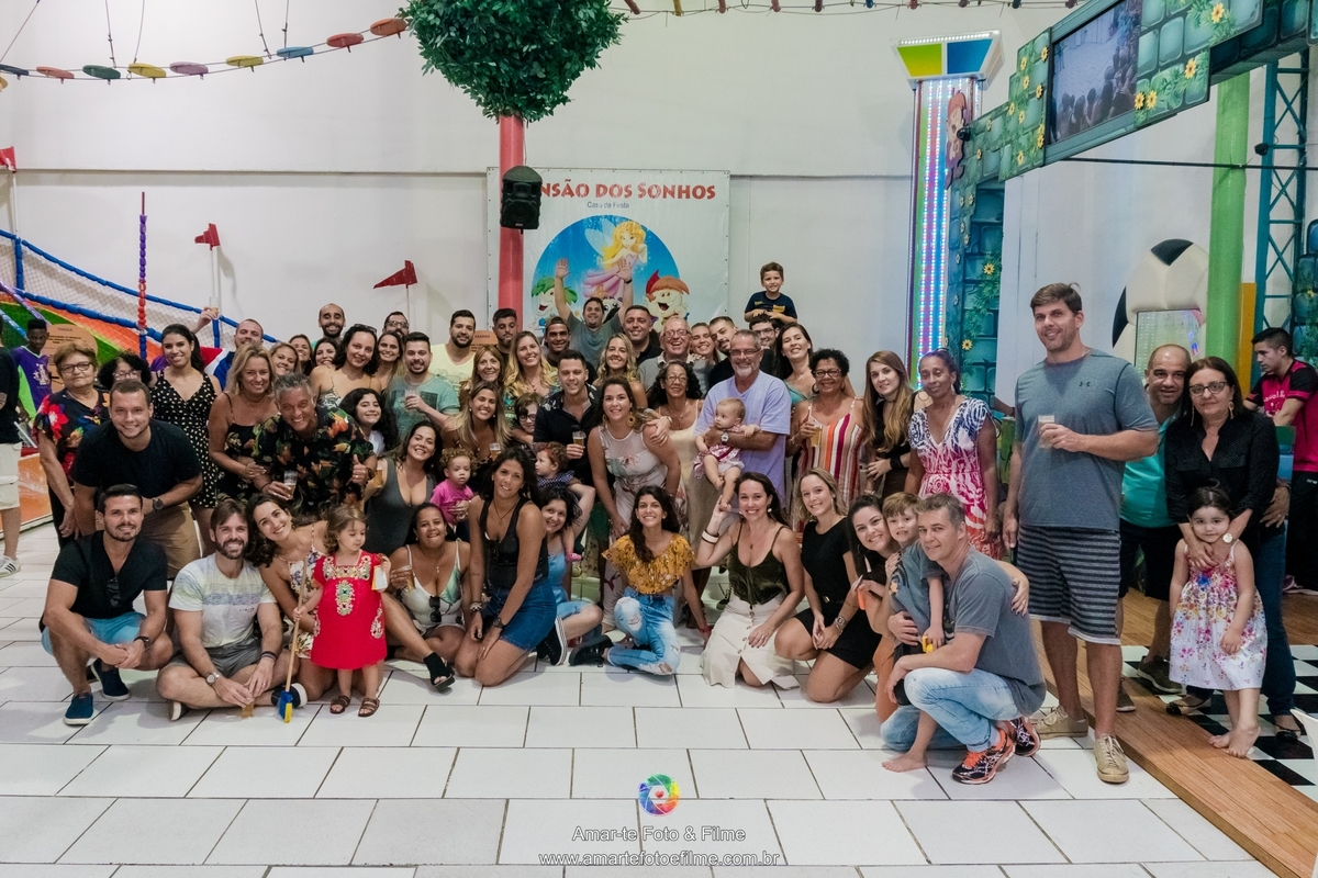 casa de festa mansão dos sonhos, festa infantil, decoração, minnie, familia posando na mesa