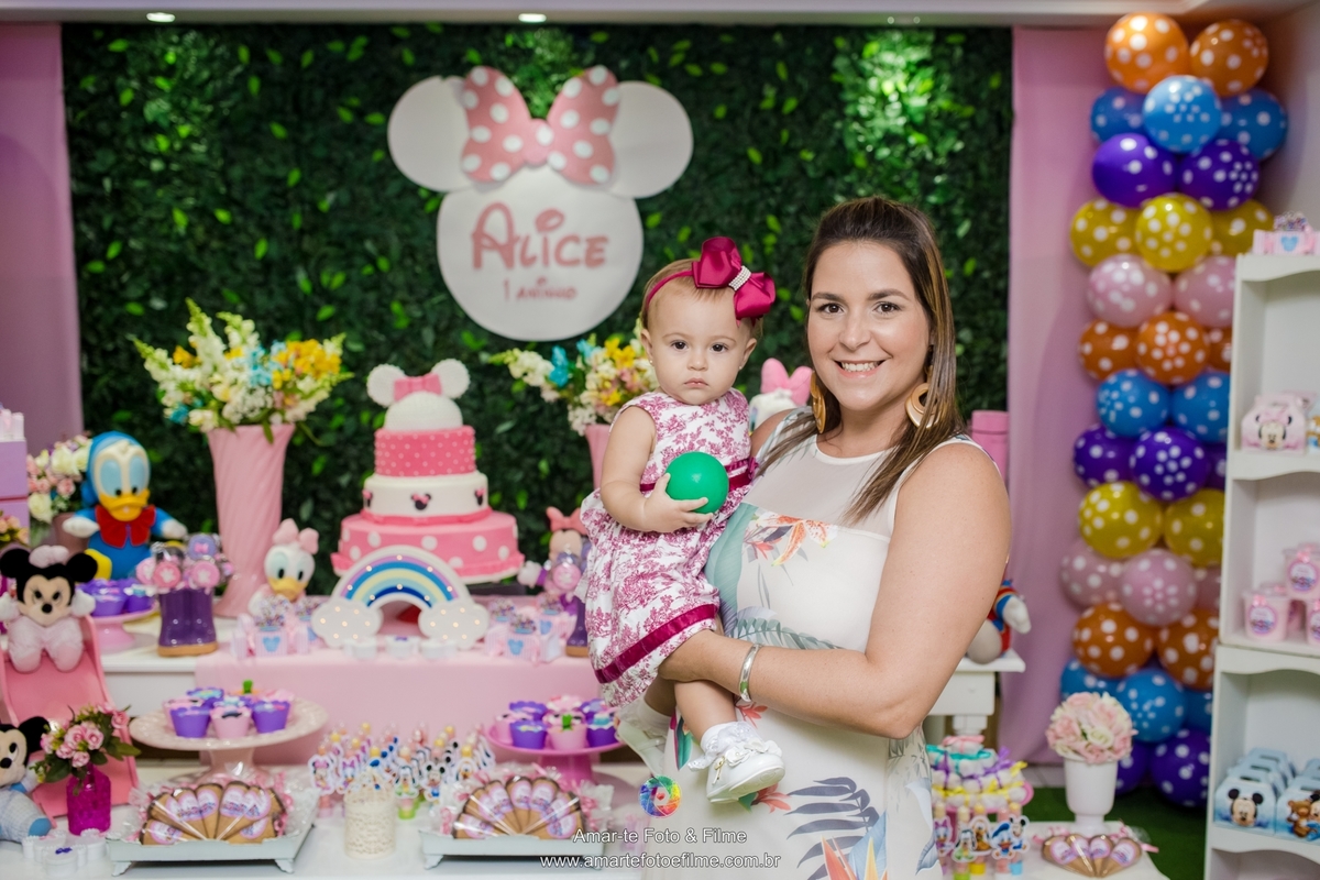 casa de festa mansão dos sonhos, festa infantil, decoração, minnie, familia posando na mesa