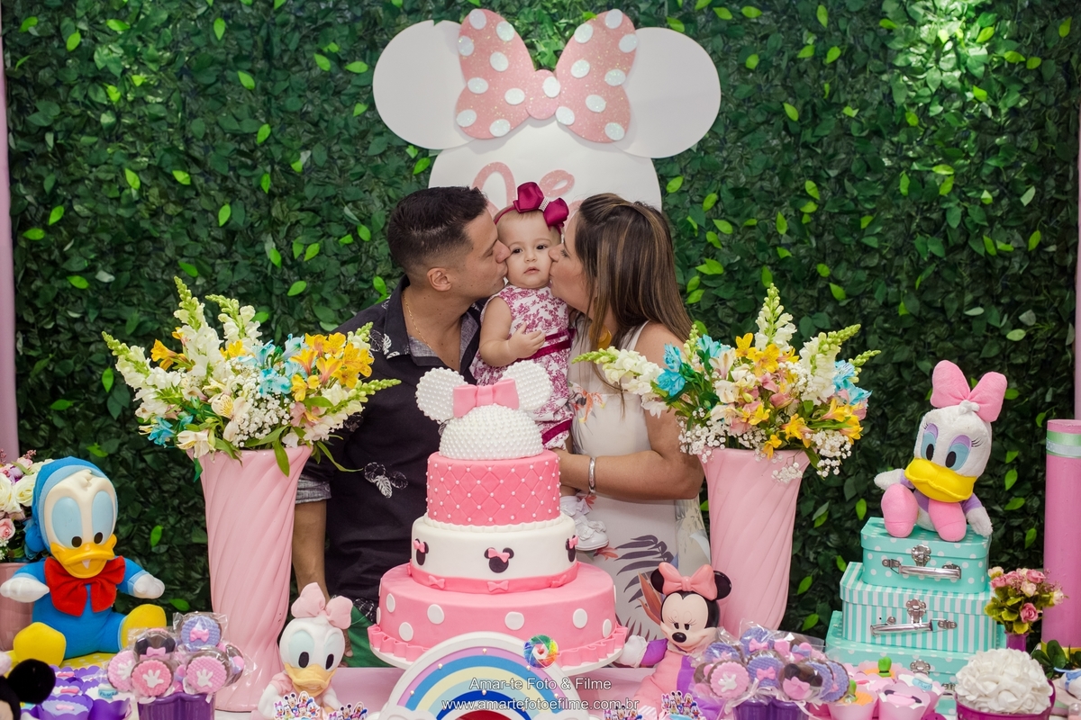 casa de festa mansão dos sonhos, festa infantil, decoração, minnie, familia posando na mesa