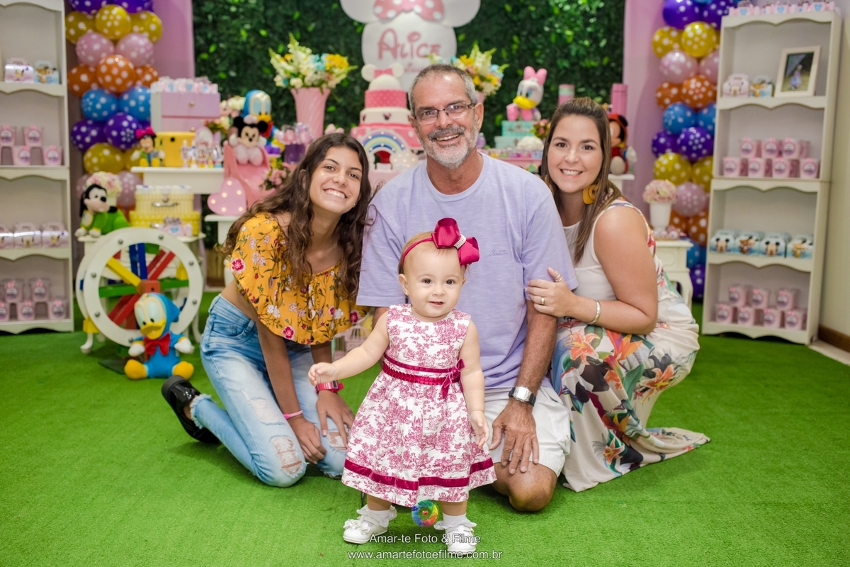casa de festa mansão dos sonhos, festa infantil, decoração, minnie, familia posando na mesa