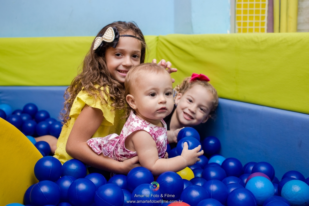 casa de festa mansão dos sonhos, festa infantil, decoração, minnie, familia posando na mesa