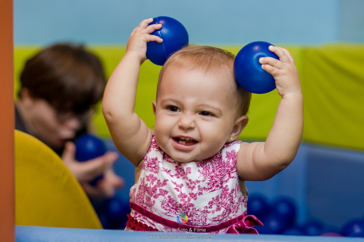 casa de festa mansão dos sonhos, festa infantil, decoração, minnie, familia posando na mesa