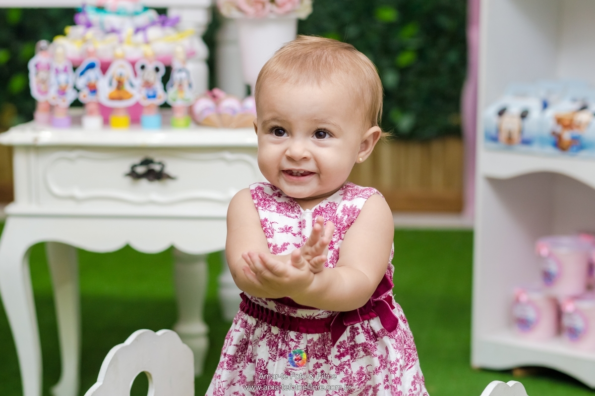 casa de festa mansão dos sonhos, festa infantil, decoração, minnie, familia posando na mesacasa de festa mansão dos sonhos, festa infantil, decoração, minnie, familia posando na mesa