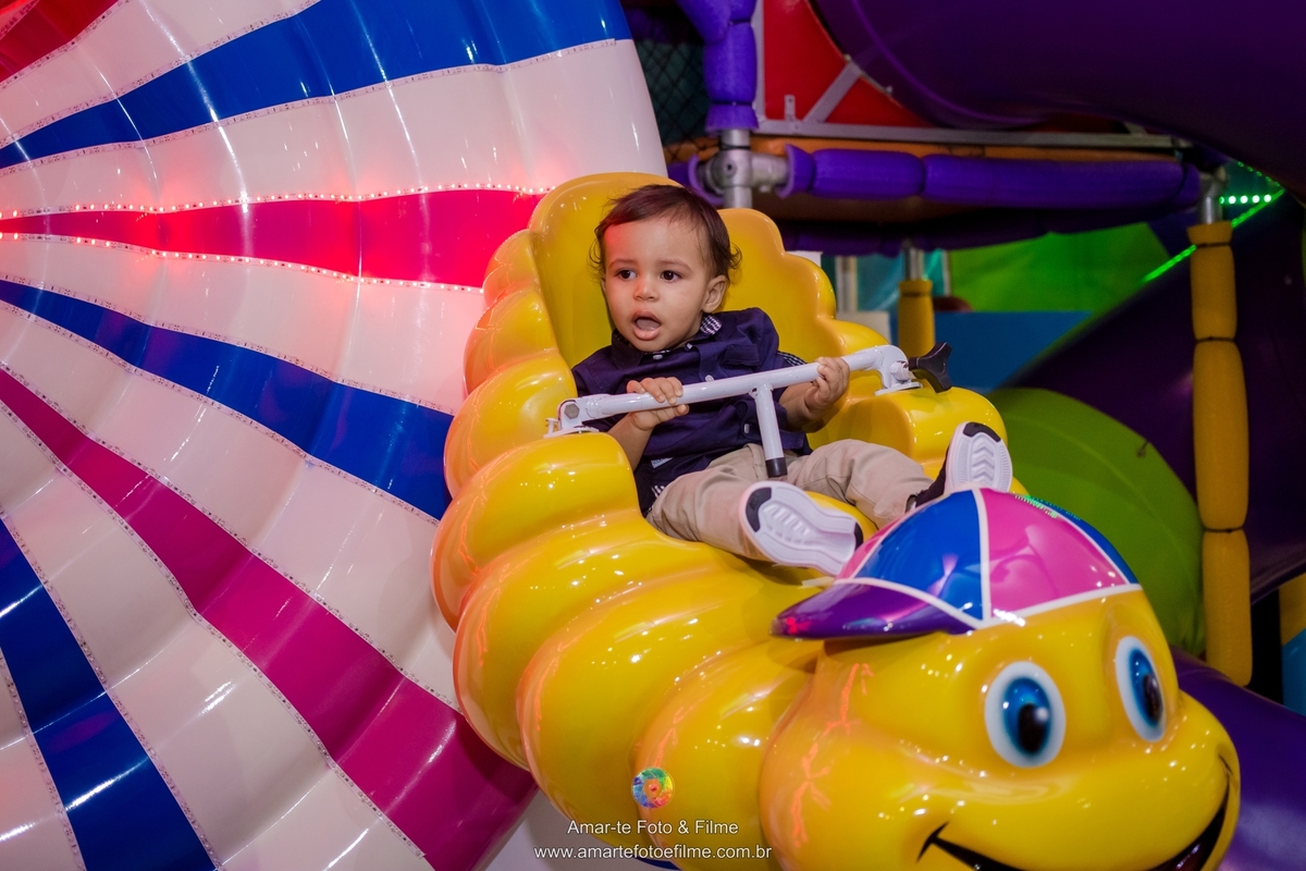 arte kids festa infantil circo do mickey familia posando para foto de primeiro aninho
