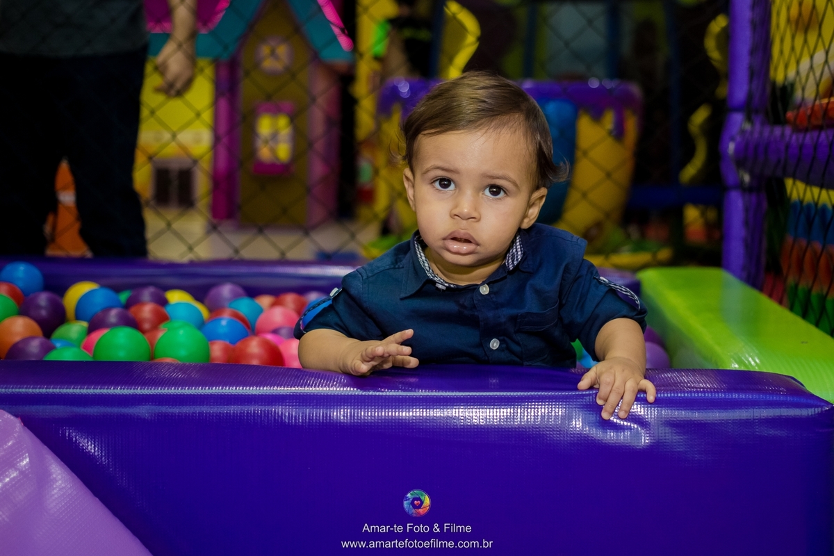 arte kids festa infantil circo do mickey familia posando para foto de primeiro aninho