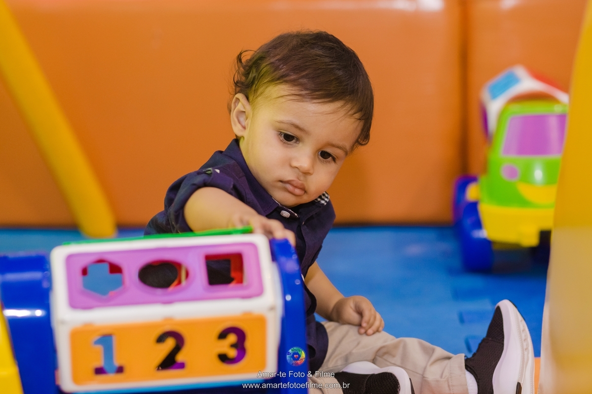 arte kids festa infantil circo do mickey familia posando para foto de primeiro aninho