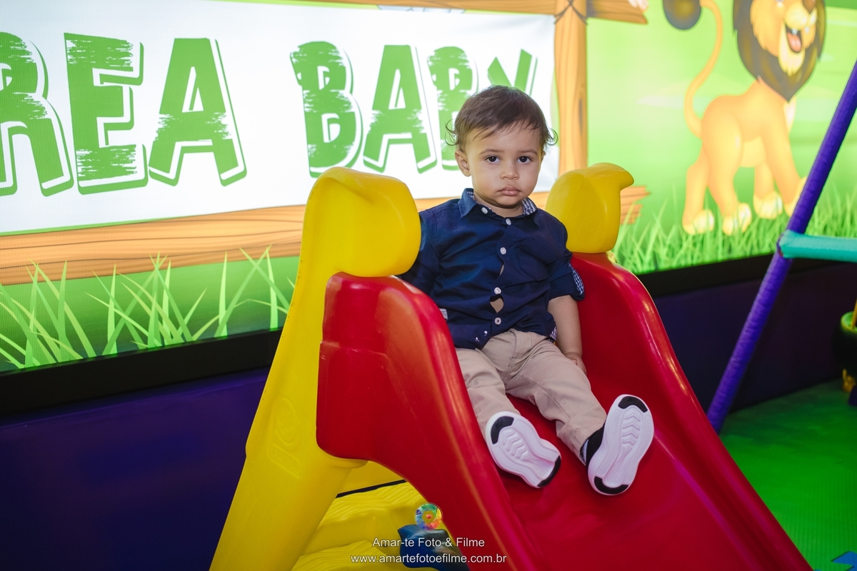 arte kids festa infantil circo do mickey familia posando para foto de primeiro aninho