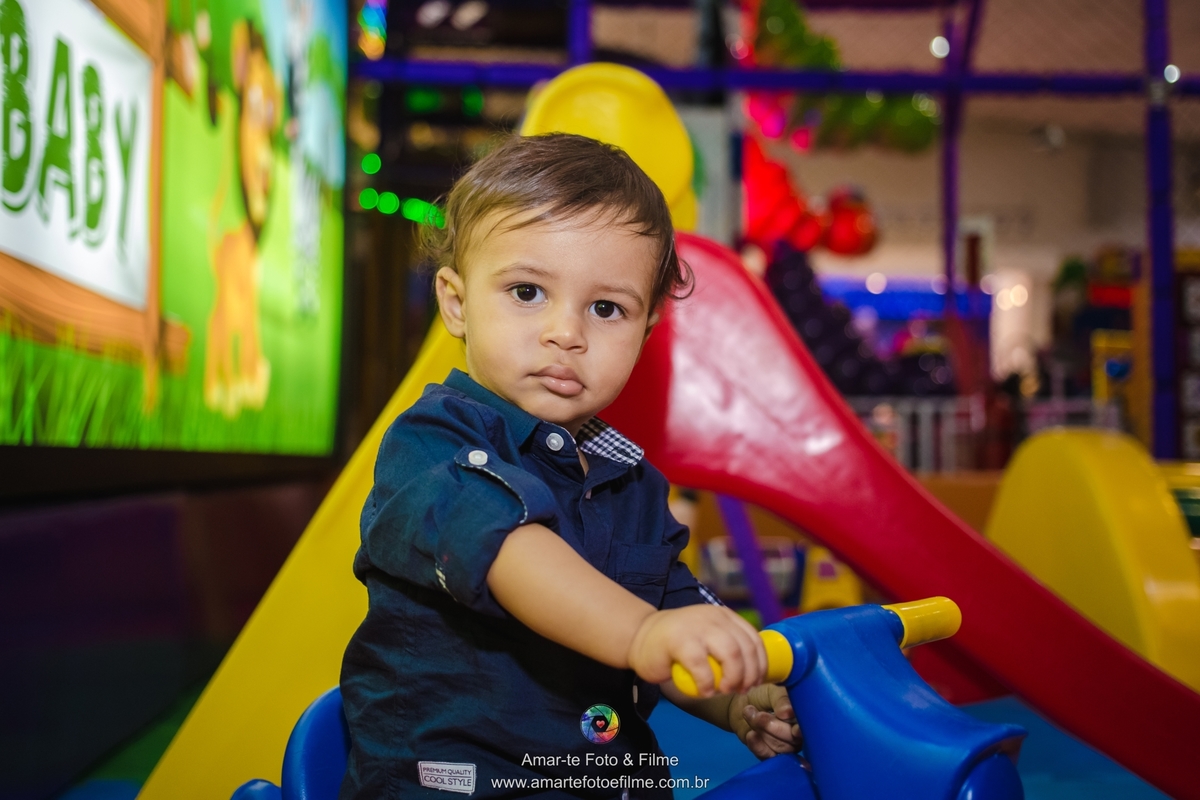 arte kids festa infantil circo do mickey familia posando para foto de primeiro aninho