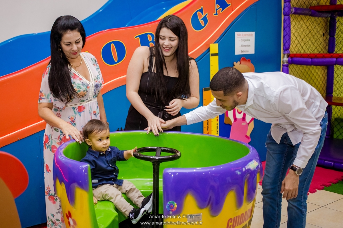 arte kids festa infantil circo do mickey familia posando para foto de primeiro aninho