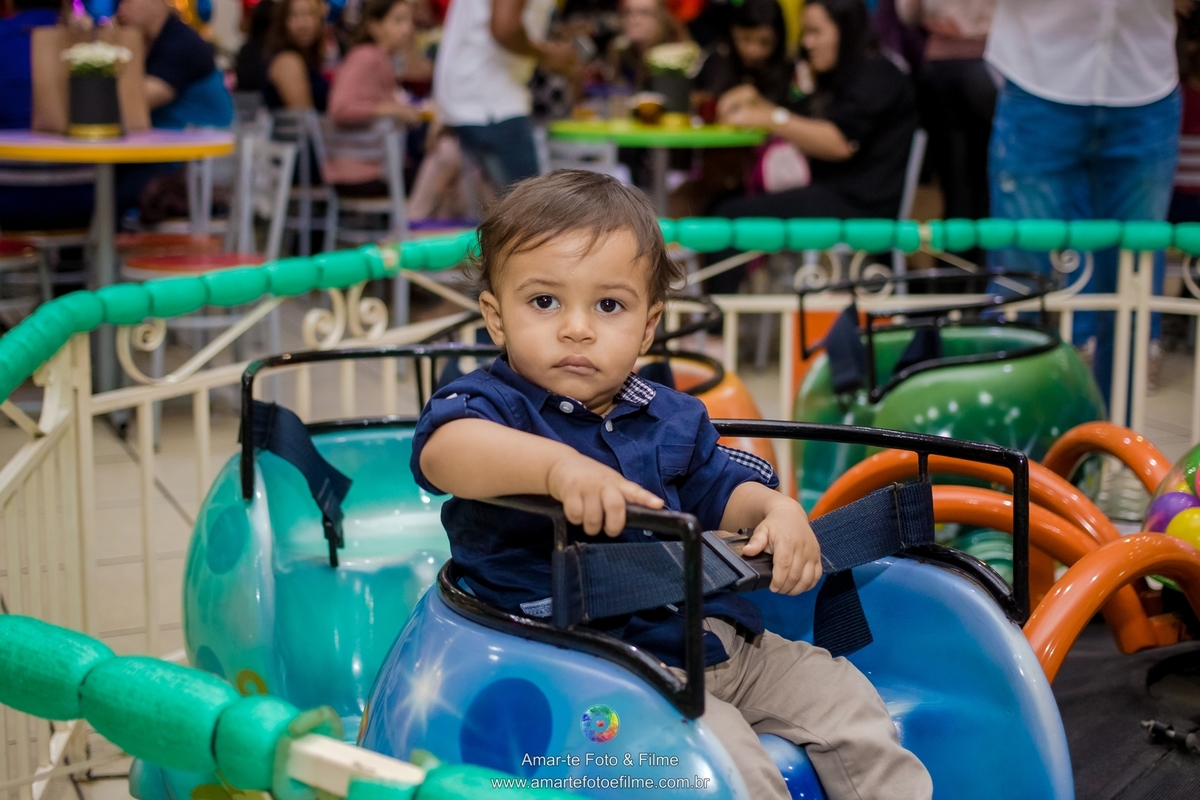 arte kids festa infantil circo do mickey familia posando para foto de primeiro aninho
