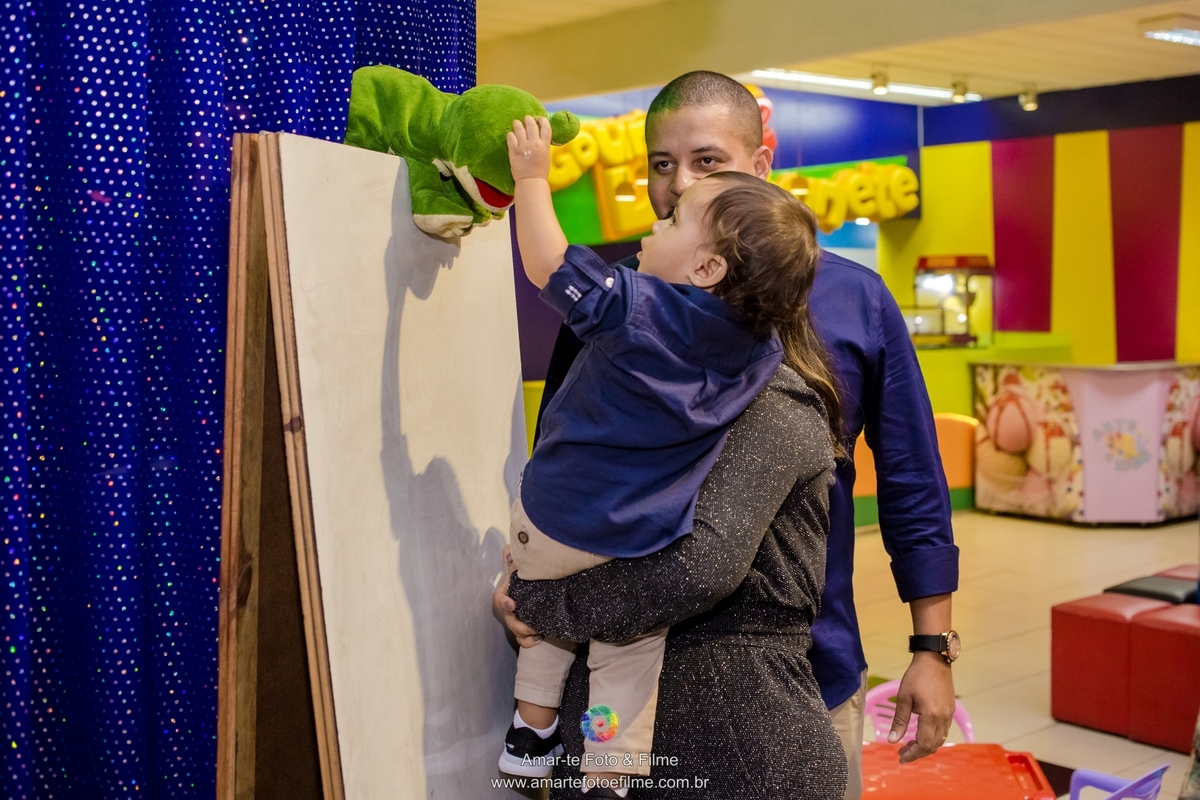 arte kids festa infantil circo do mickey familia posando para foto de primeiro aninho