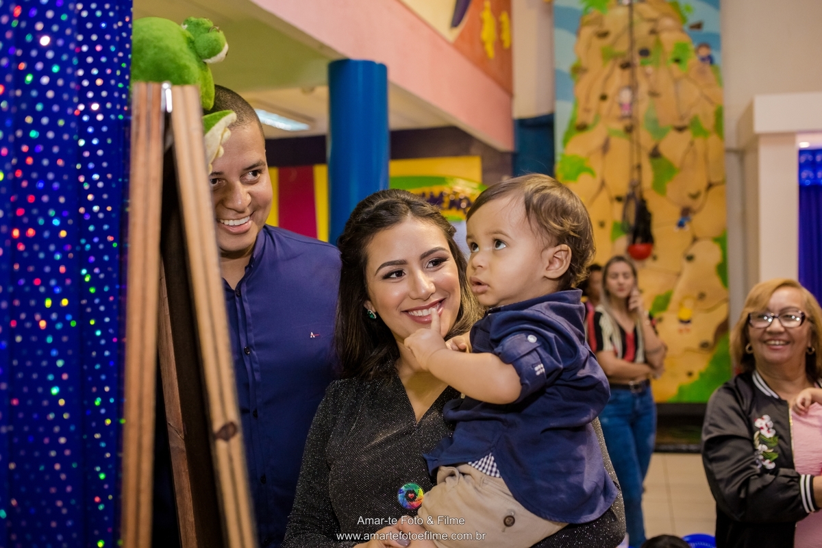 arte kids festa infantil circo do mickey familia posando para foto de primeiro aninho animação