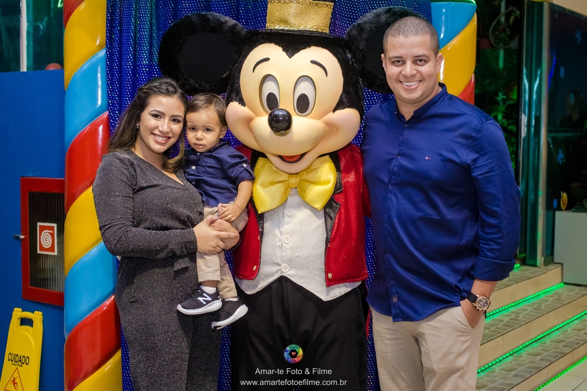 arte kids festa infantil circo do mickey familia posando para foto de primeiro aninho