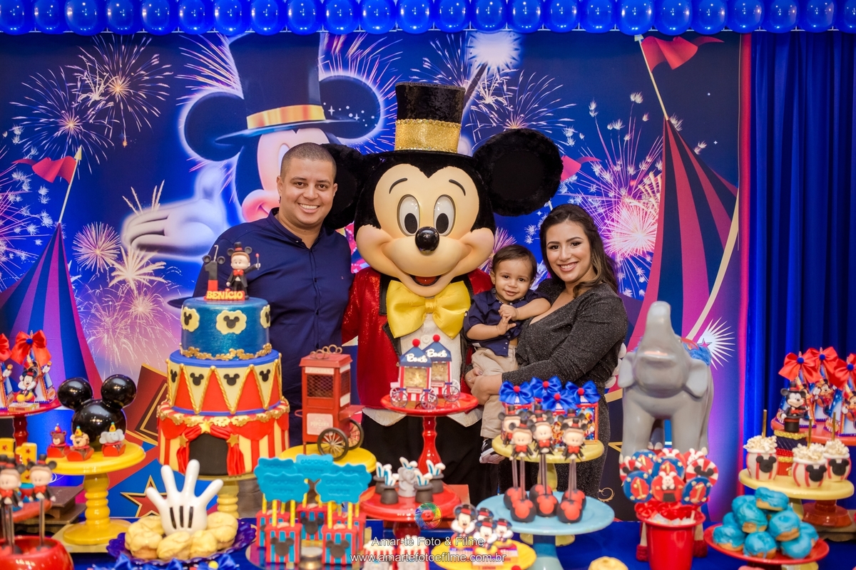 arte kids festa infantil circo do mickey familia posando para foto de primeiro aninho