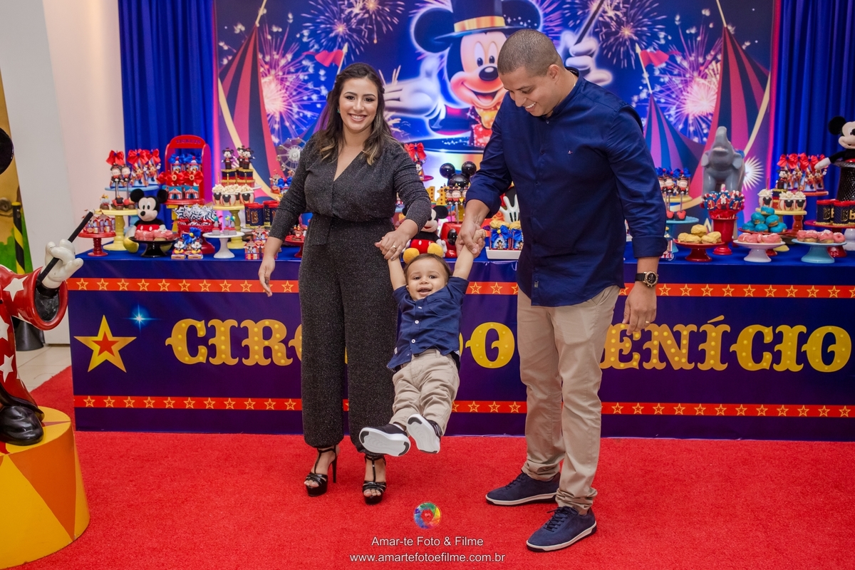 arte kids festa infantil circo do mickey familia posando para foto de primeiro aninho