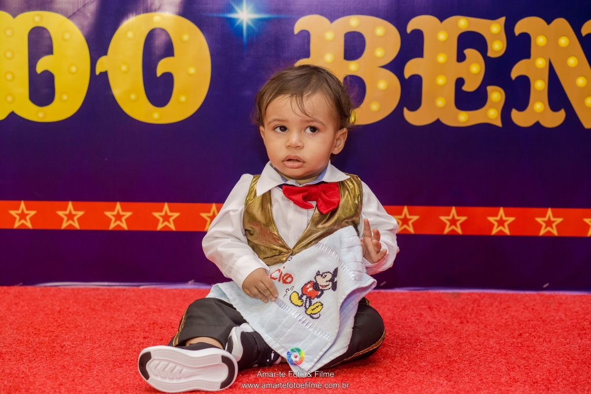 arte kids festa infantil circo do mickey familia posando para foto de primeiro aninho roupa de mágico do mickey

