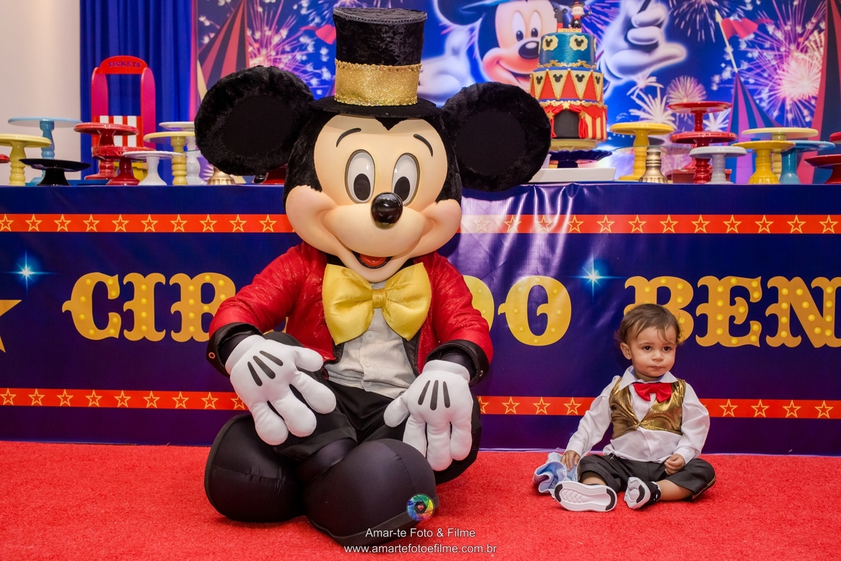 arte kids festa infantil circo do mickey familia posando para foto de primeiro aninho personagem mickey