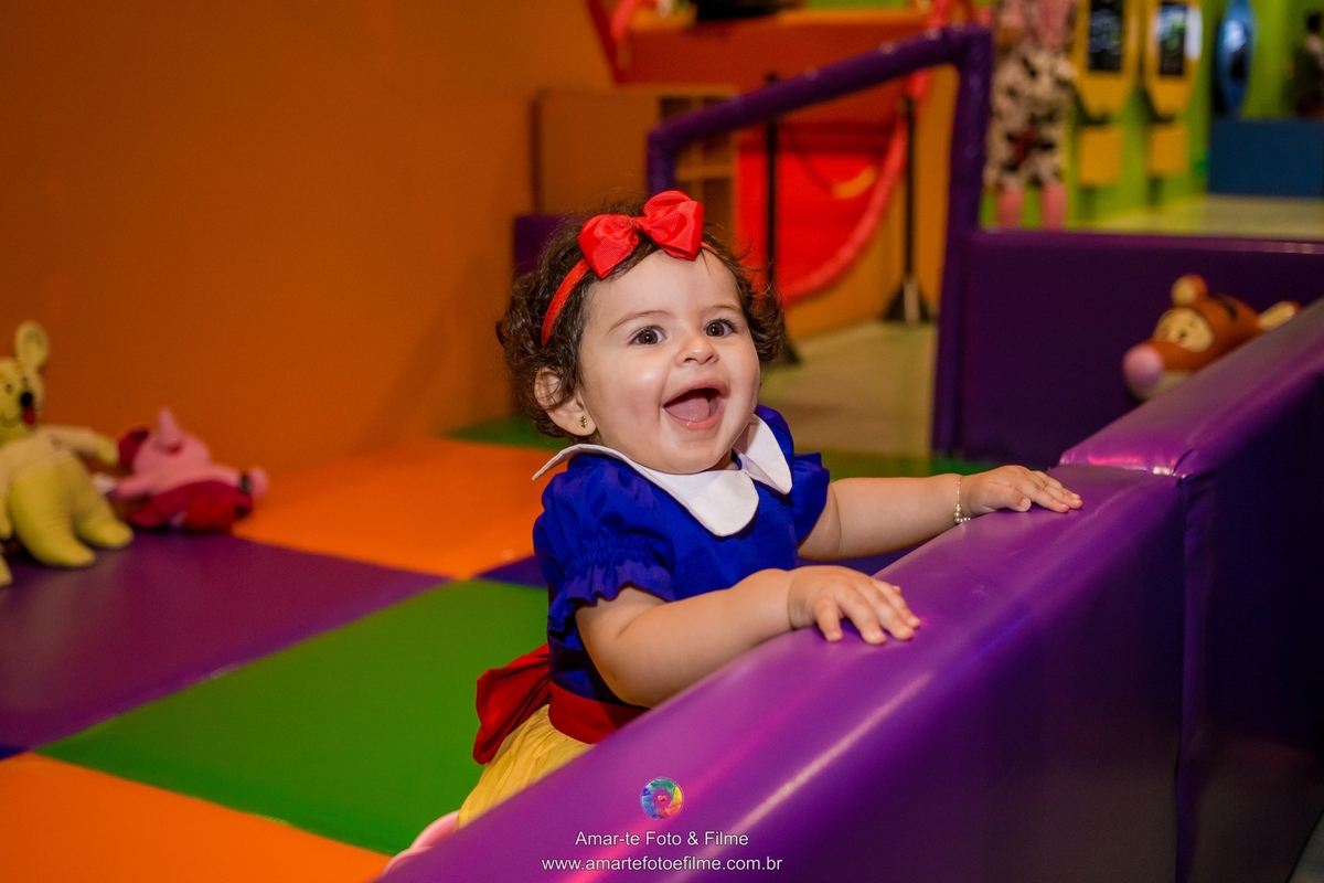 casa x recreio festa infantil decoração branca de neve xuxa familia posando na mesa casa de festas da xuxa rio de janeiro recreio primeiro aninho