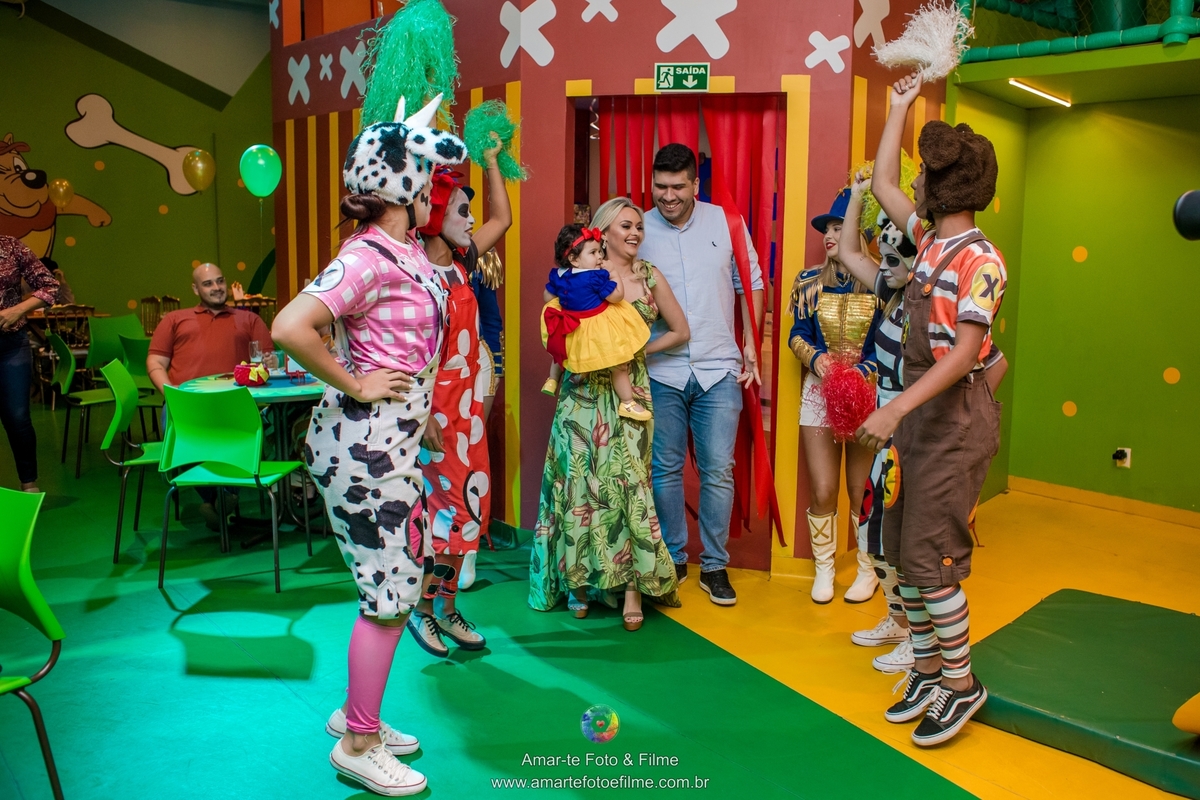 casa x recreio festa infantil decoração branca de neve xuxa familia posando na mesa casa de festas da xuxa rio de janeiro recreio primeiro aninho