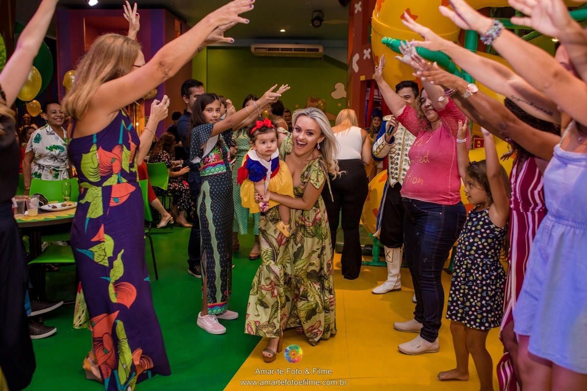 casa x recreio festa infantil decoração branca de neve xuxa familia posando na mesa casa de festas da xuxa rio de janeiro recreio primeiro aninho