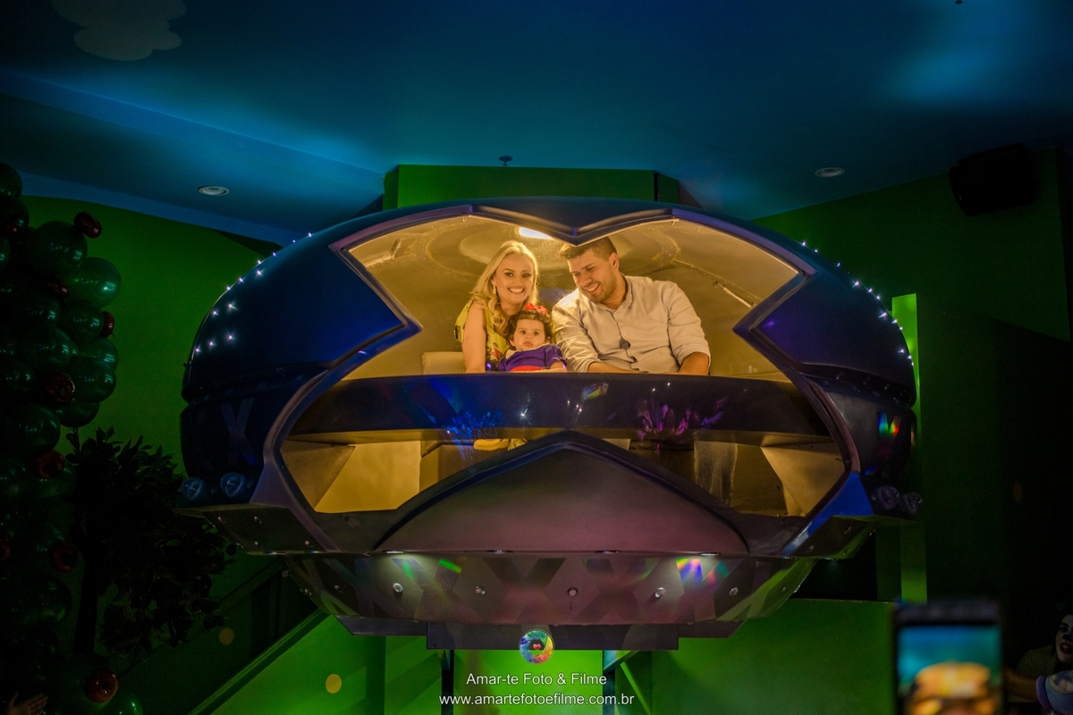 casa x recreio festa infantil decoração branca de neve xuxa familia posando na mesa casa de festas da xuxa rio de janeiro recreio primeiro aninho