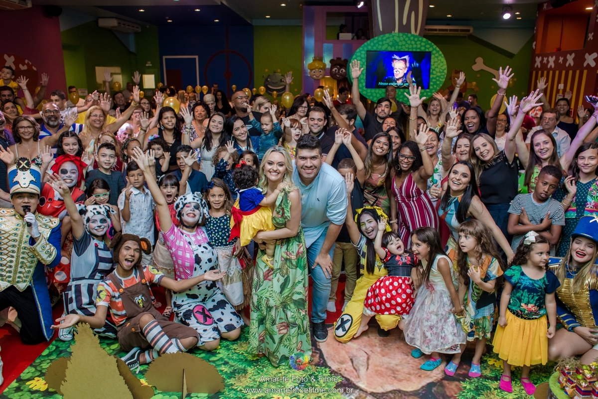 casa x recreio festa infantil decoração branca de neve xuxa familia posando na mesa casa de festas da xuxa rio de janeiro recreio primeiro aninho