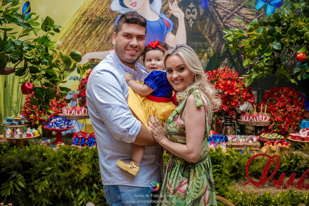 casa x recreio festa infantil decoração branca de neve xuxa familia posando na mesa casa de festas da xuxa rio de janeiro recreio