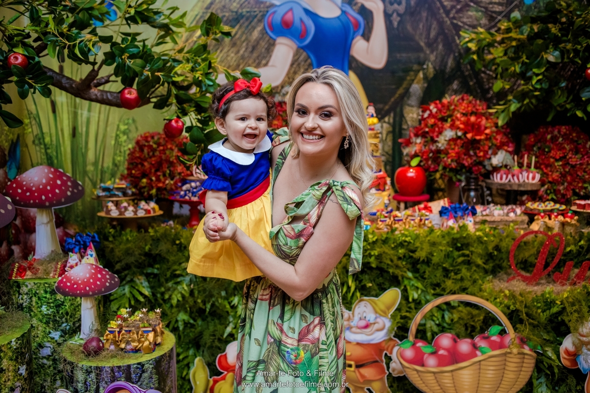 casa x recreio festa infantil decoração branca de neve xuxa familia posando na mesa casa de festas da xuxa rio de janeiro recreio