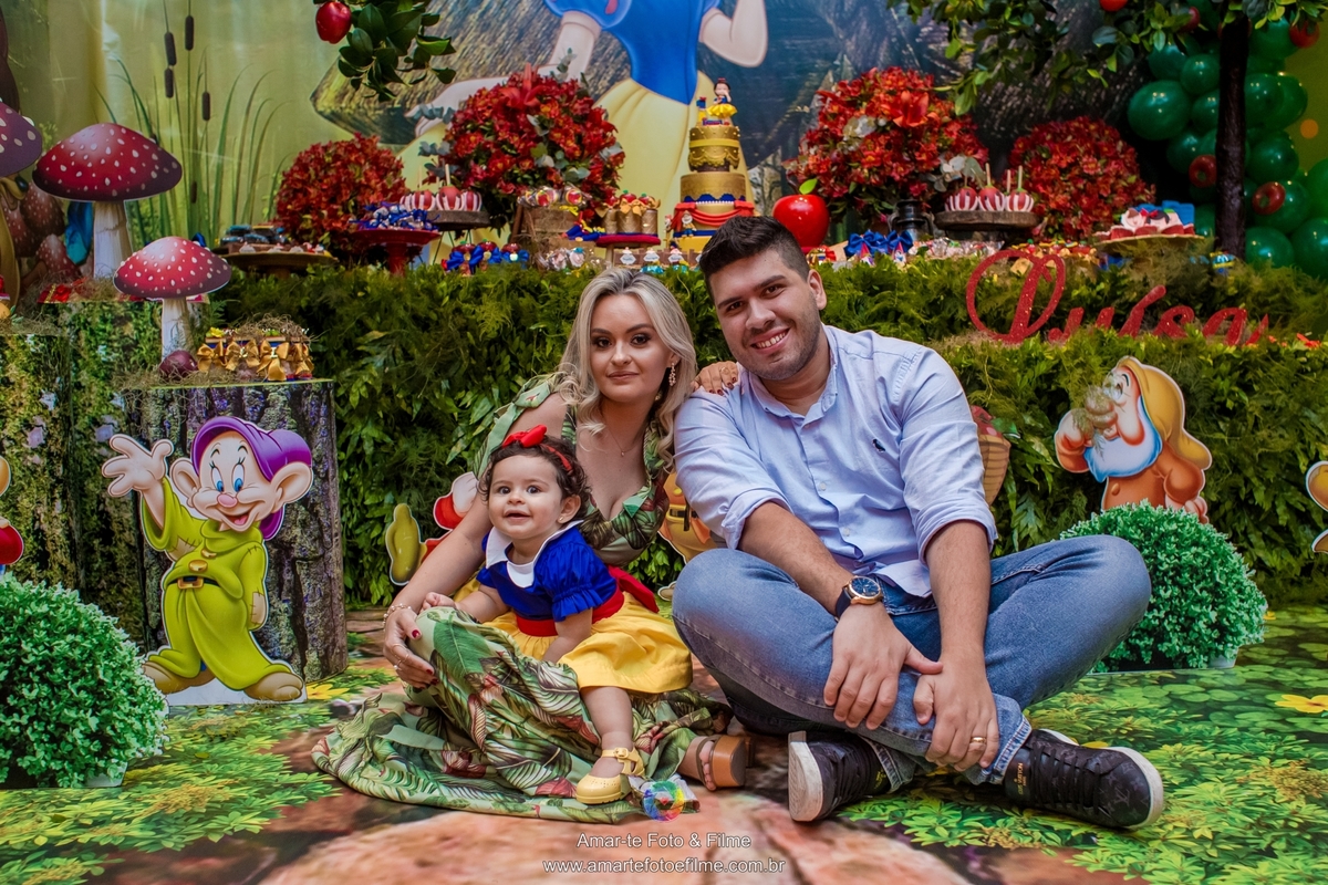 casa x recreio festa infantil decoração branca de neve xuxa familia posando na mesa casa de festas da xuxa rio de janeiro recreio primeiro aninho