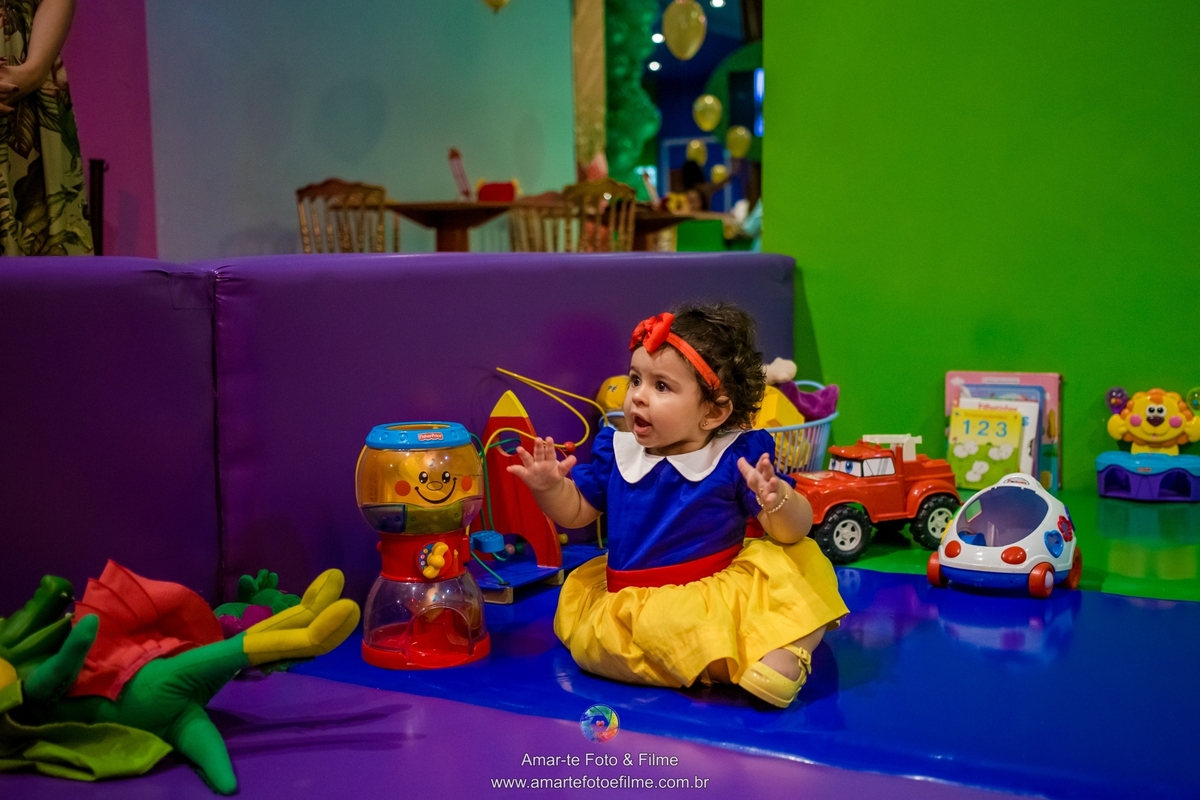 casa x recreio festa infantil decoração branca de neve xuxa familia posando na mesa casa de festas da xuxa rio de janeiro recreio primeiro aninho
