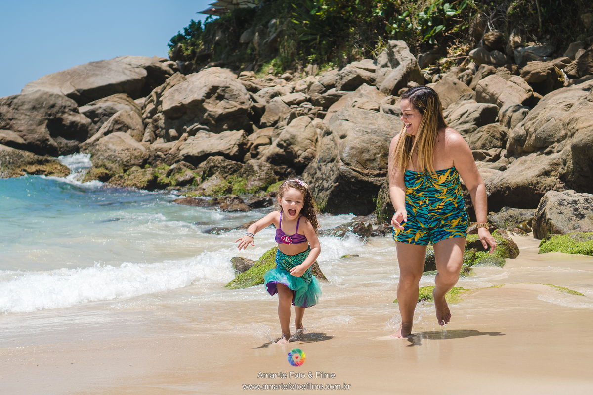 ensaio infantil tema sereia fundo do mar rio de janeiro praia externo roupa de sereia ariel pequena sereia grumari recreio dos bandeirantes prainha barra da tijuca copacabana leblon ipanema menina familia fotografo familia
