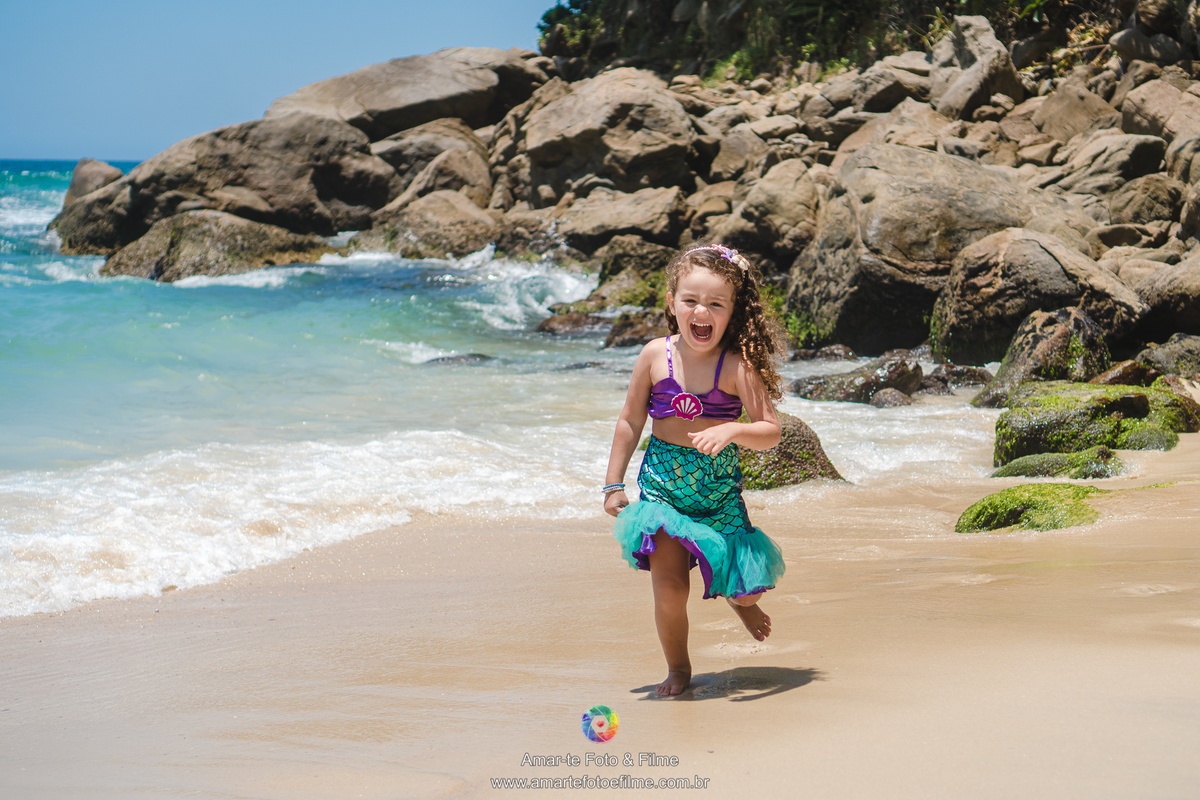 ensaio infantil tema sereia fundo do mar rio de janeiro praia externo roupa de sereia ariel pequena sereia grumari recreio dos bandeirantes prainha barra da tijuca copacabana leblon ipanema menina familia fotografo familia