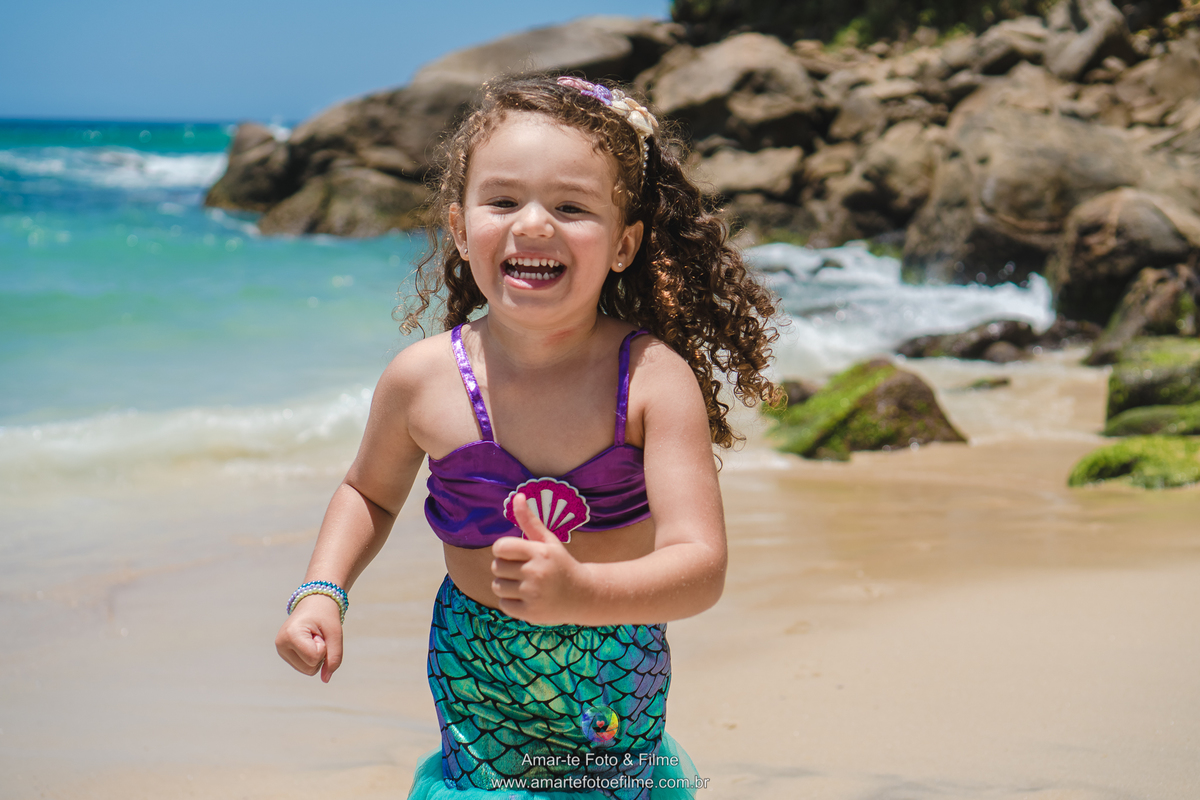 ensaio infantil tema sereia fundo do mar rio de janeiro praia externo roupa de sereia ariel pequena sereia grumari recreio dos bandeirantes prainha barra da tijuca copacabana leblon ipanema menina familia fotografo familia