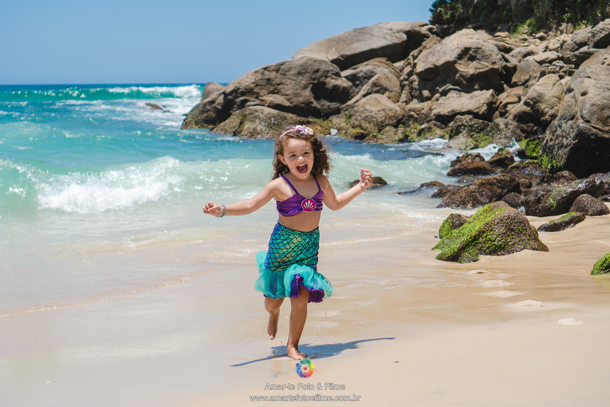 ensaio infantil tema sereia fundo do mar rio de janeiro praia externo roupa de sereia ariel pequena sereia grumari recreio dos bandeirantes prainha barra da tijuca copacabana leblon ipanema menina familia fotografo familia