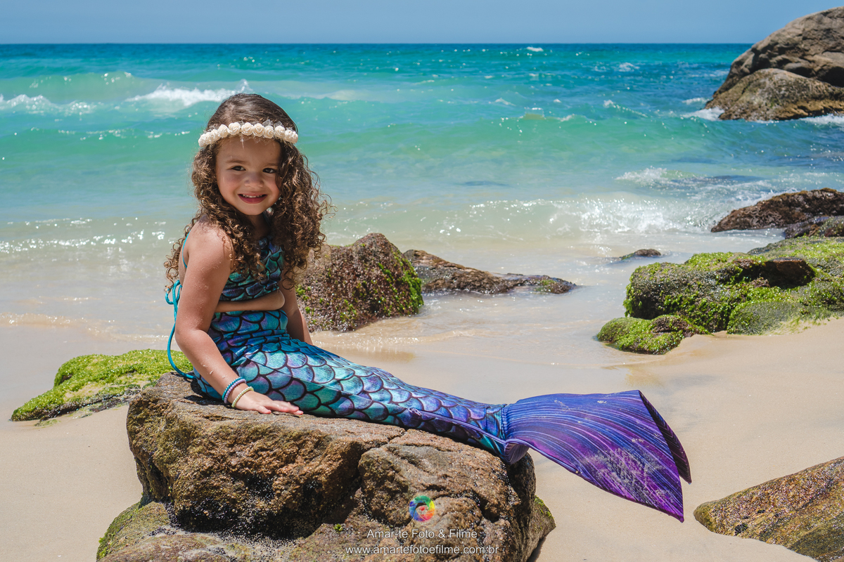 ensaio infantil tema sereia fundo do mar rio de janeiro praia externo roupa de sereia ariel pequena sereia grumari recreio dos bandeirantes prainha barra da tijuca copacabana leblon ipanema menina familia fotografo familia