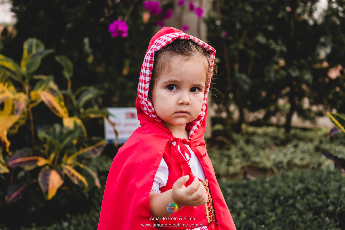 ensaio infantil externo chapeuzinho vermelho rio de janeiro rj recreio barra copacabana ao ar livre tematico jardim condominio pre festa menina