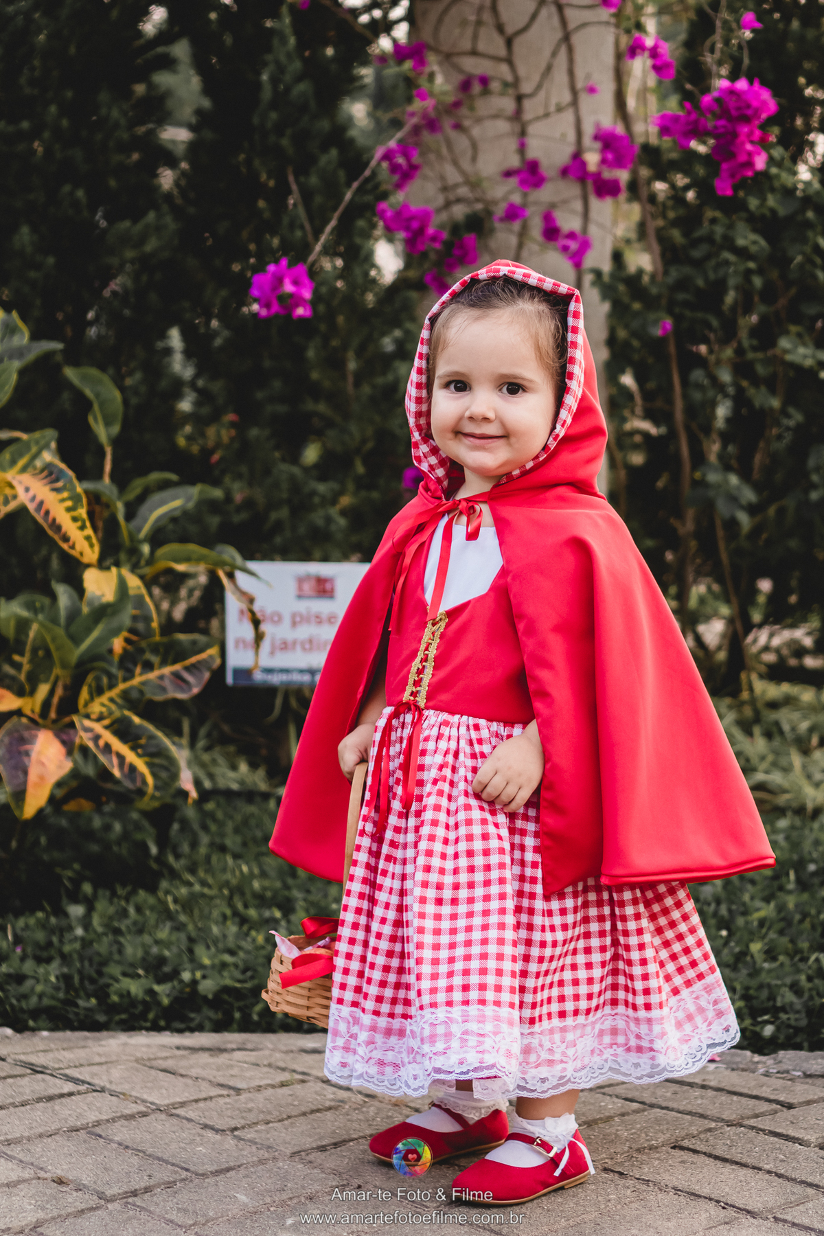 ensaio infantil externo chapeuzinho vermelho rio de janeiro rj recreio barra copacabana ao ar livre tematico jardim condominio pre festa menina