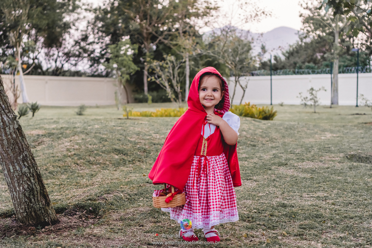 ensaio infantil externo chapeuzinho vermelho rio de janeiro rj recreio barra copacabana ao ar livre tematico jardim condominio pre festa menina