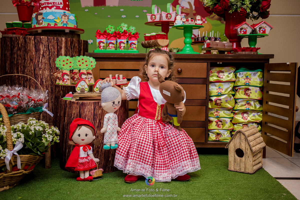 festa infantil tema mesa do bolo decoração chapeuzinho vermelho em casa no play recreio dos bandeirantes fotografo de festa infantil valor
