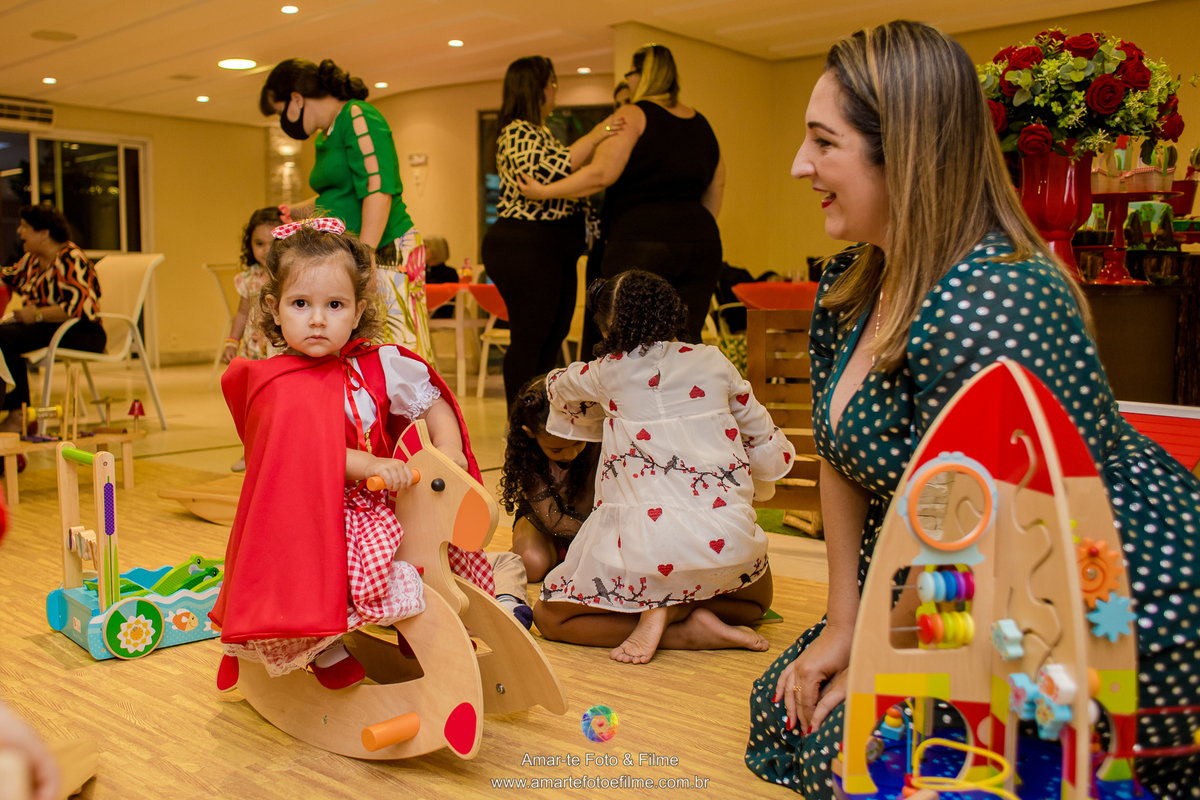festa infantil tema mesa do bolo decoração chapeuzinho vermelho em casa no play recreio dos bandeirantes fotografo de festa infantil valor