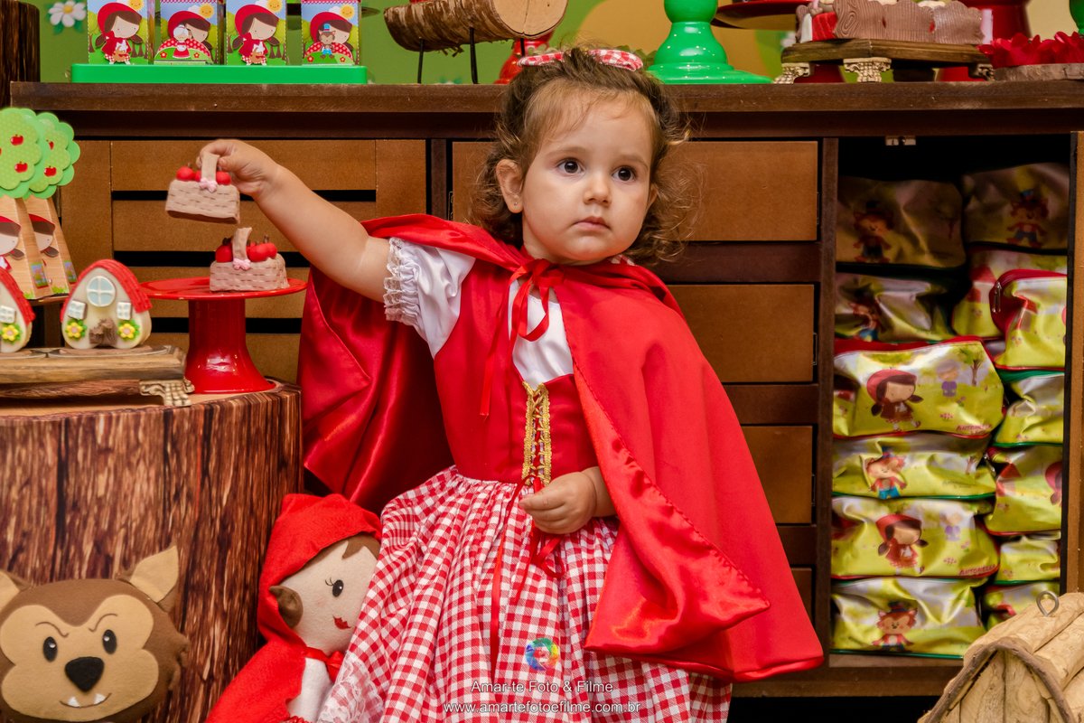 festa infantil tema mesa do bolo decoração chapeuzinho vermelho em casa no play recreio dos bandeirantes fotografo de festa infantil valor